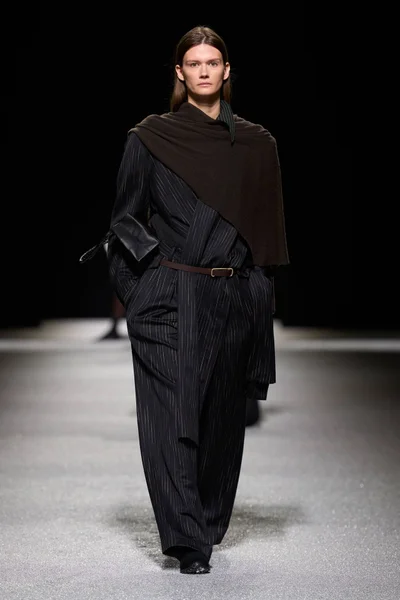Look 18